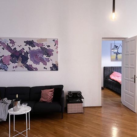 Old Town Home Of Evil Dog Vilnius Bagian luar foto